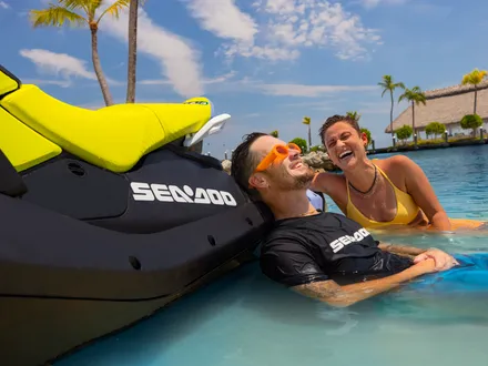 SEA PWC MY24 RECLT SPARK TRIXX 3up VaporBlue NeonYellow Lifestyle 05631 RGB