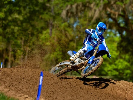 2027 Yamaha YZ250F EU Icon Blue Action 001 03