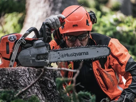 husqvarna moottorisaha syksyn metsatoissa