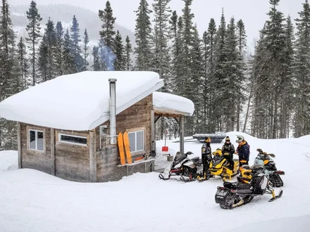 kelkkailijat ski doo talvinen taukopaikka