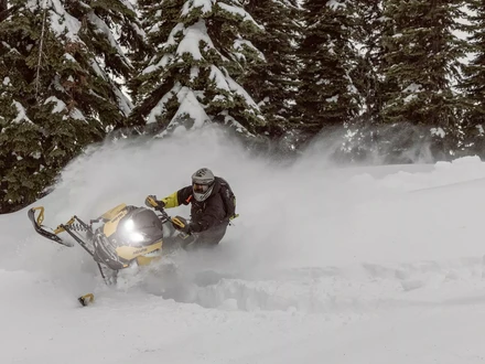 ski doo kelkkailua lumisella reitilla