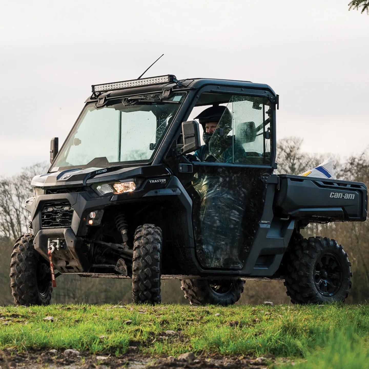 Can-Am Traxter med hytt i arbetsmiljö