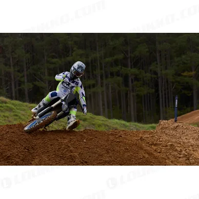 2027-Yamaha-YZ125LCSV-EU-Monster_Black-Action-001-03 kuva