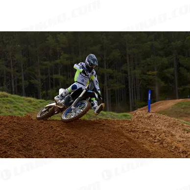 2027-Yamaha-YZ250LCSV-EU-Monster_Black-Action-001-03 kuva