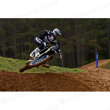 2027-Yamaha-YZ450FSV-EU-Monster_Black-Action-001-03 kuva