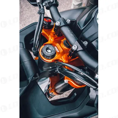 pho_pp_nmon_509878_my23_ktm_890_smt_details___parts_details_parts_04_studio__sall__awsg__v1 kuva