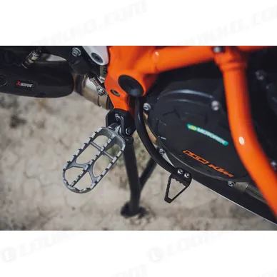 pho_pp_mon_489038_60103940000_factory_racing_footpeg_set__sall__awsg__v2 kuva