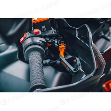 pho_pp_nmon_509879_my23_ktm_890_smt_details___parts_details_parts_04_studio__sall__awsg__v1 kuva