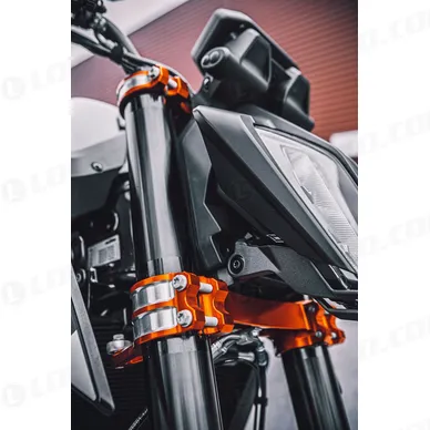 pho_pp_mon_462635_6410199918804a_factory_triple_clamp_mounted__sall__awsg__v1 kuva