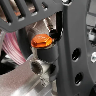 pho_pp_mon_u6951981_mr_rear_brake_reservoir_cap__sall__awsg__v1 kuva