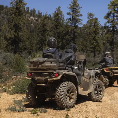 orv-atv-my23-out-max-xt-850-out-xt-p000r-platsatin-irongrayneoyellow-action-cdr58901 kuva