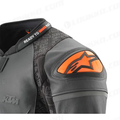 pho_pw_det_482231_3pw23000070x_helical_leather_jacket_detail_1_street_equipment__sall__awsg__v1 kuva