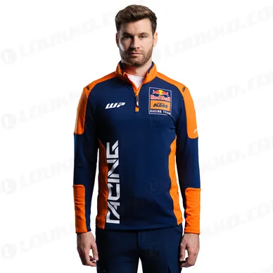 pho_pw_pers_vs_3rb24000610x_replica_team_halfzip_sweater_onmodel_front_alternative__sall__awsg__v1 kuva