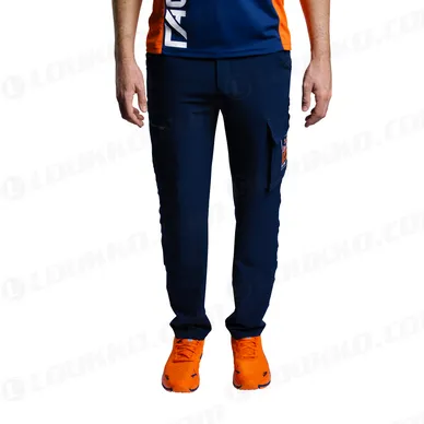 pho_pw_pers_vs_3rb24000670x_replica_team_pants_onmodel_front__sall__awsg__v1 kuva