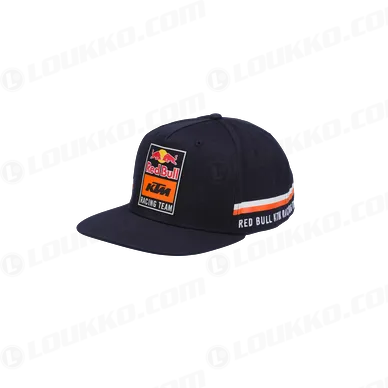 pho_pw_pers_vs_561389_rb_ktm_traction_flat_cap_3rb24005920x_front_rb_lifestyle_collection__sall__awsg__v1 kuva