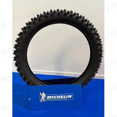 Michelin Starcross 6 MS front studded-side shot kuva