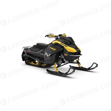 SKI MY26 MXZ Neo Plus Black 000BPTA00 Studio 34FR NA kuva