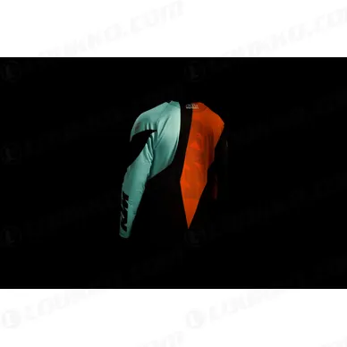 pho_pw_highlight_3pw192340x_se_slash_shirt_black_highlight_2__sall__awsg__v1 kuva