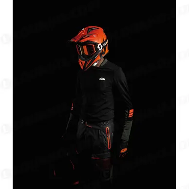 pho_pw_closeup_261637_3pw20000160x_defender_shirt_hero__sall__awsg__v1 kuva