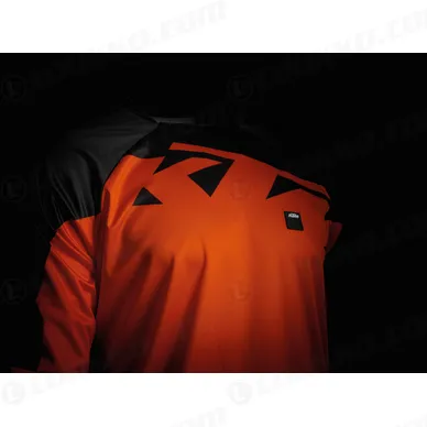 pho_pw_closeup_261655_3pw20000350x_pounce_shirt_orange_close_up__sall__awsg__v1 kuva