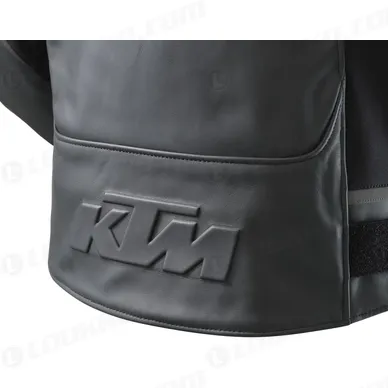 pho_pw_det_355341_3pw21000670x_resonance_leather_jacket_detail_ktm_logo_back__sall__awsg__v1 kuva