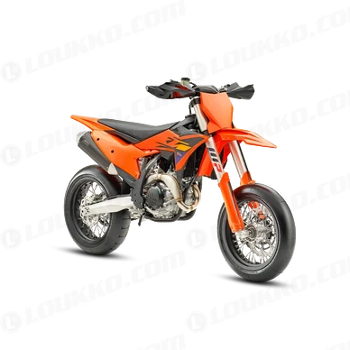PHO BIKE PERS REVO KTM supermoto 450 smr right front view studio image SALL AEPI V1 kuva