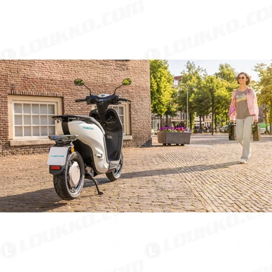 2023 Yamaha EJE025DB EU Dual Battery Milky White  Action 005 03 kuva