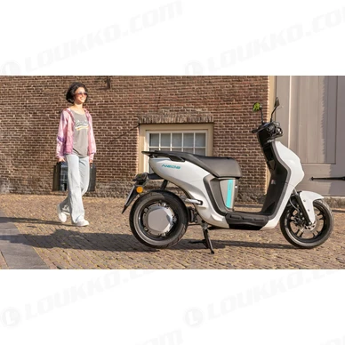 2023 Yamaha EJE025DB EU Dual Battery Milky White  Action 006 03 kuva