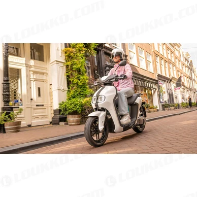 2023 Yamaha EJE025DB EU Dual Battery Milky White  Action 011 03 kuva