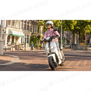 2023 Yamaha EJE025DB EU Dual Battery Milky White  Action 021 03 kuva