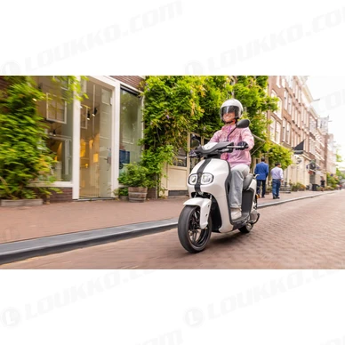 2023 Yamaha EJE025S EU Mllky White Action 001 03 kuva