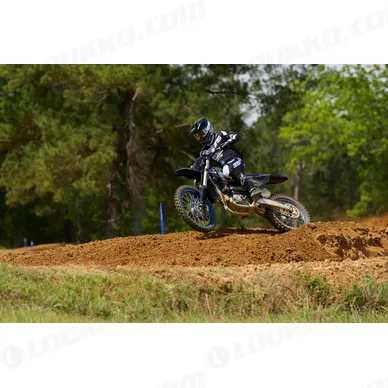 2027-Yamaha-YZ250FSV-EU-Monster_Black-Action-002-03 kuva