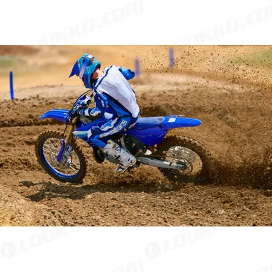2027-Yamaha-YZ250LC-EU-Icon_Blue-Action-001-03 kuva