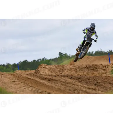 2027-Yamaha-YZ250LCSV-EU-Monster_Black-Action-002-03 kuva