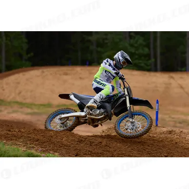2027-Yamaha-YZ125LCSV-EU-Monster_Black-Action-002-03 kuva