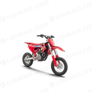 PHO BIKE PERS REVO mc e 5 my23 front right SALL AEPI V1 kuva