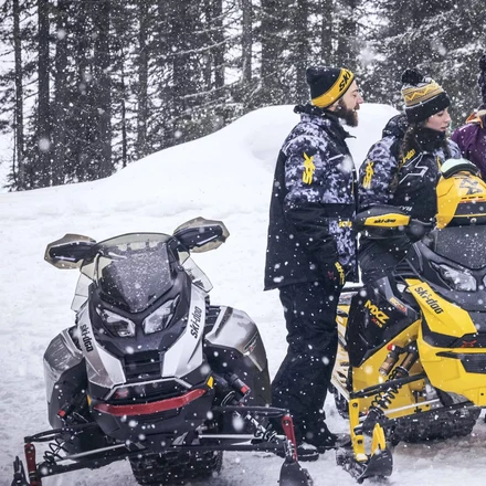 ski doo kelkkailijat talvimaisemassa v2